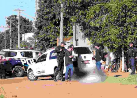 Jovem com bebê no colo é esfaqueada pelo marido e morre na frente de casa na Capital